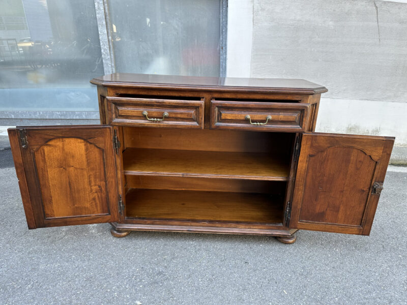 Vintage Anrichte aus Massivholz – mit Schubladen, Türen und Messingbeschlägen - Image 5