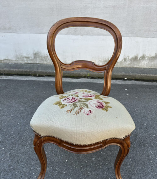 Antiker Louis-Philippe-Stuhl mit floraler Gobelin-Sitzfläche