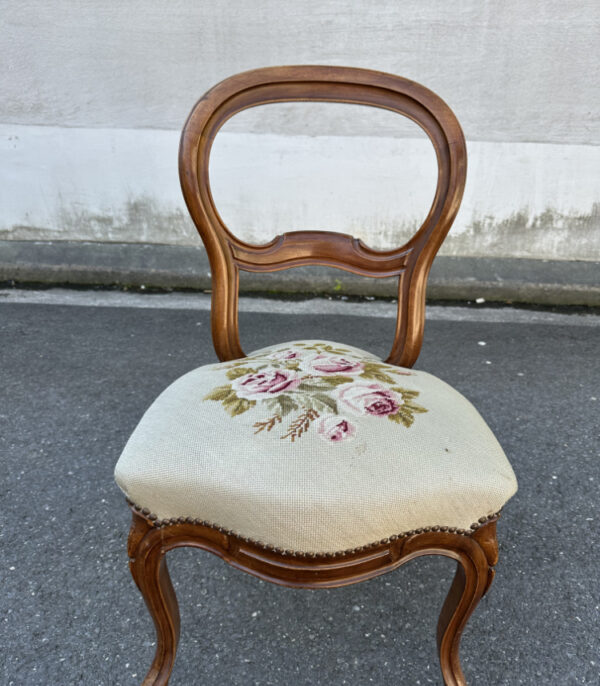 Antiker Louis-Philippe-Stuhl mit floraler Gobelin-Sitzfläche