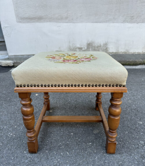 Vintage Hocker mit floralem Gobelinbezug