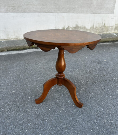 Kleiner runder Beistelltisch mit floralem Intarsienmuster – elegante Dreibein-Ausführung, Höhe 54 cm