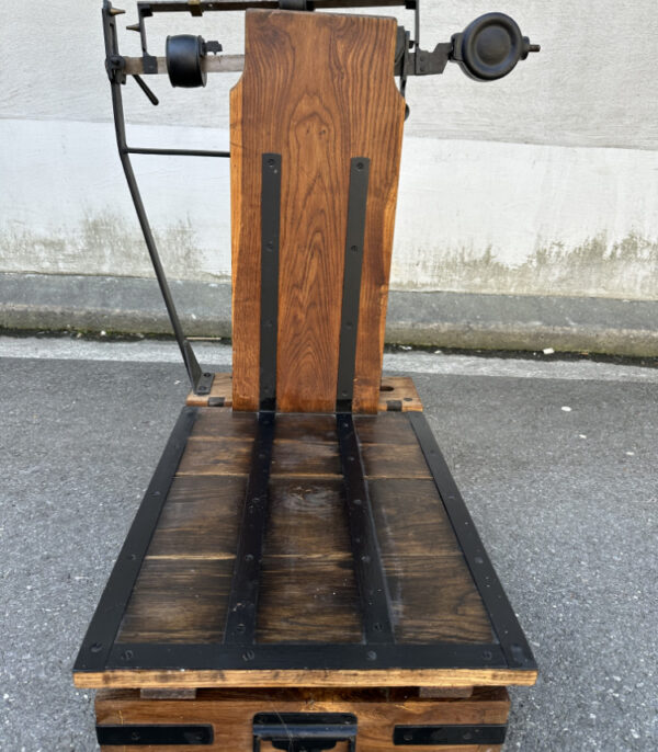 Antike Waage mit Gusseisen und Holz – bis 150 kg