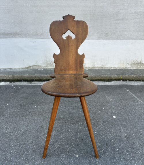 Stabellenstuhl aus Massivholz – mit geschnitzter Rückenlehne in klassischer Form