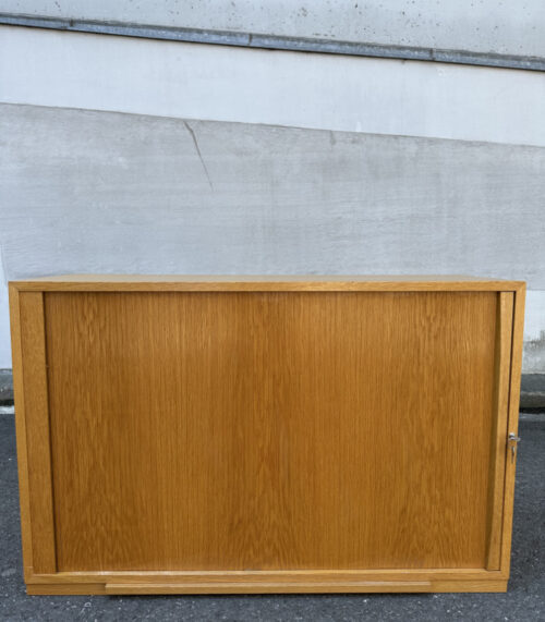 Vintage Rolladenschrank mit zahlreichen Ablagefächern