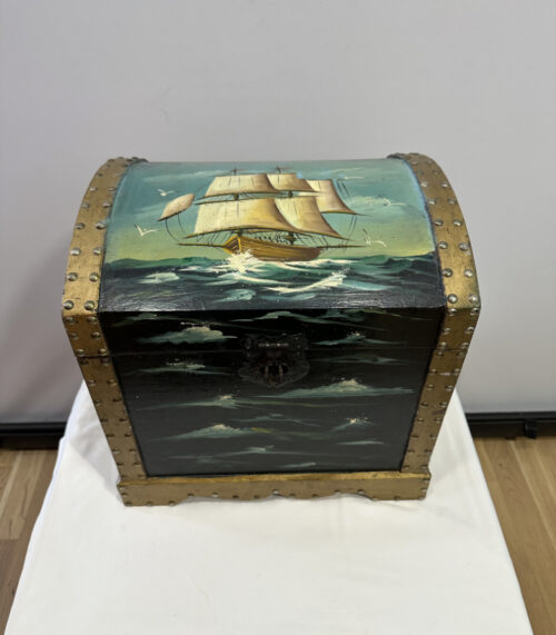 Bemalte Holztruhe mit Segelschiff Motiv mit Metallbeschlägen und Tragegriffen