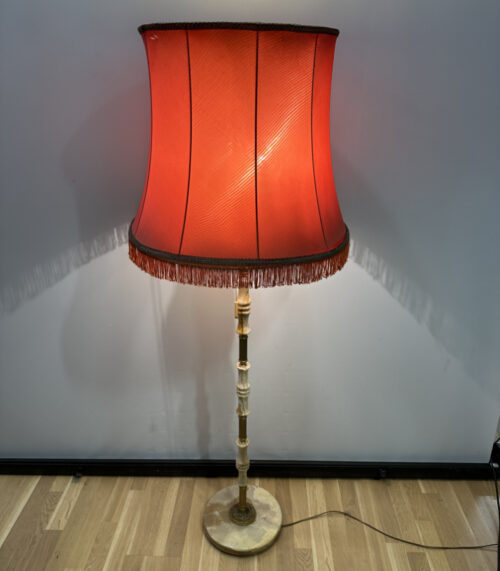 Vintage-Stehlampe mit Onyx-Schaft – mit rotem Fransen-Schirm und massivem Marmor-Fuss