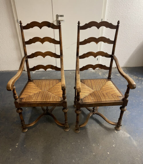 2er Set Antike Armlehnstühle mit Holzgestell & Geflechtsitz – gedrechselt & charmant
