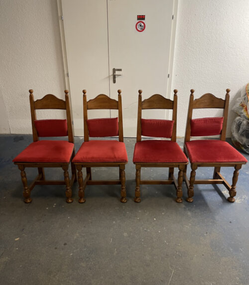 4er Set rustikale Stühle aus Massivholz – mit roten Polstern & gedrechselten Beinen