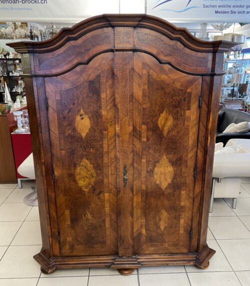 Vintage Barocker Bauernschrank mit Intarsien – zweitürig und mit geschweifter Krone