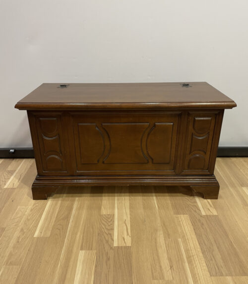 Vintage Holztruhe mit Zierfront – klassisch, funktional, charmant