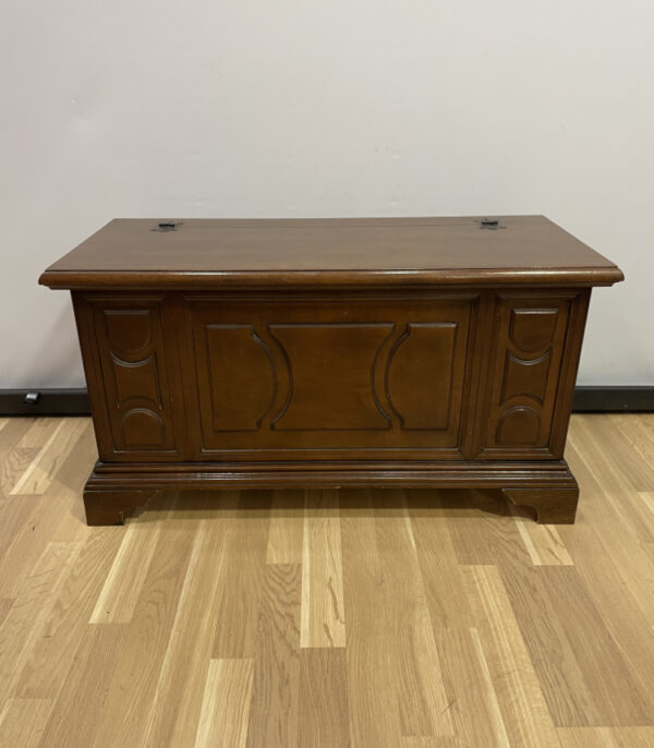 Vintage Holztruhe mit Zierfront – klassisch, funktional, charmant