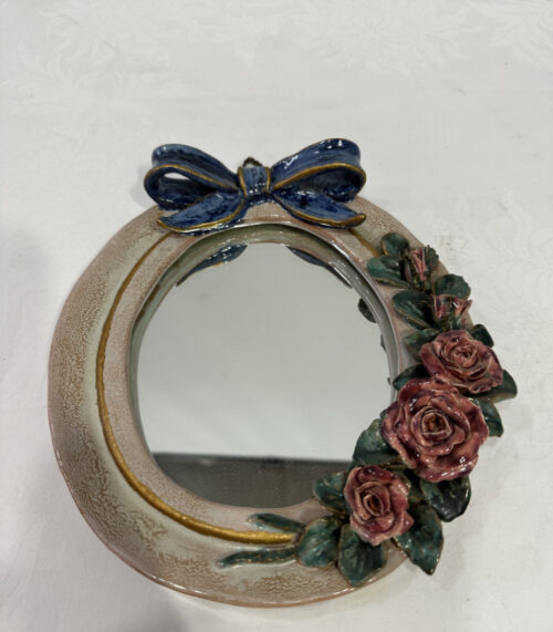 Vintage Wandspiegel aus glasiertem Terrakotta – mit Schleifen- und Rosenrelief, Höhe 23 cm