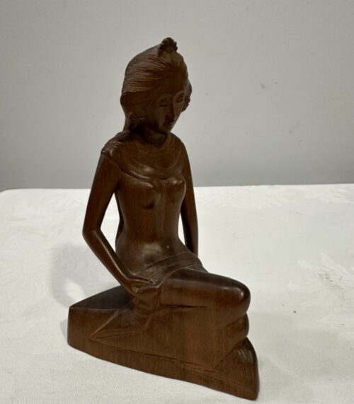 Handgeschnitzte Holzfigur – sitzende asiatische Frau in ruhiger Pose