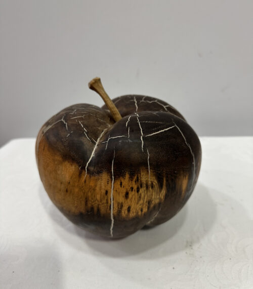 Holzskulptur in Apfelform – Handgedrechselt mit einzigartiger Maserung und Trockenrissen
