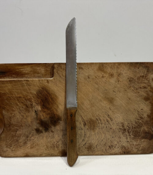 Massives Brotschneidebrett mit Messer – rustikal, funktional und dekorativ