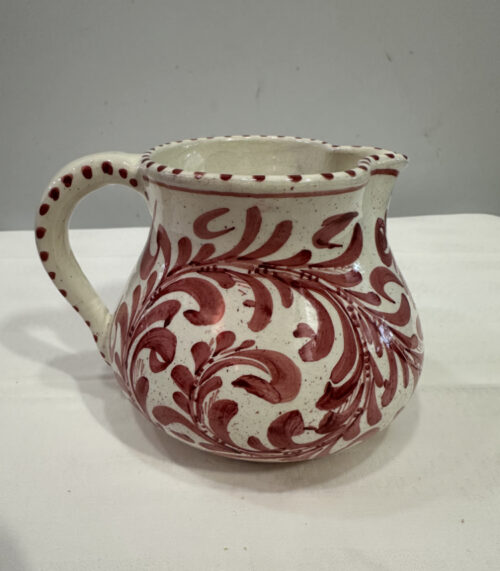 Handbemalter Keramikkrug aus Monaco – florales Dekor in Rot auf Craquelé-Glasur