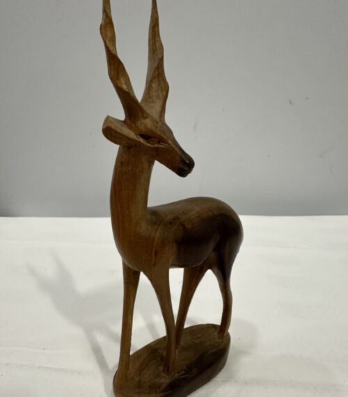 Handgeschnitzte Gazelle aus Holz – elegante Figur auf ovalem Sockel