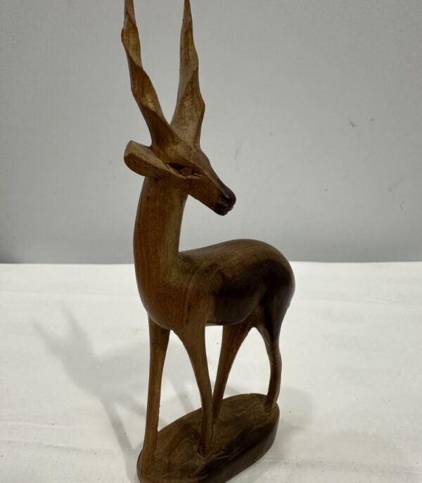 Handgeschnitzte Gazelle aus Holz – elegante Figur auf ovalem Sockel