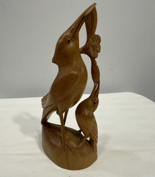 Handgeschnitzte Vogelskulptur aus Holz – detailreiches Kunstwerk mit tropischem Flair