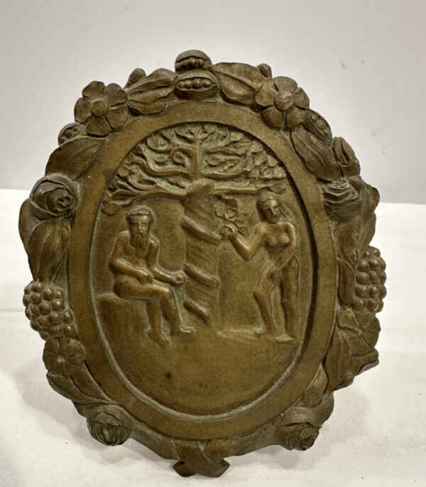 Relief „Adam und Eva unter dem Baum“ – Gussbild mit floraler Umrahmung und biblischem Motiv