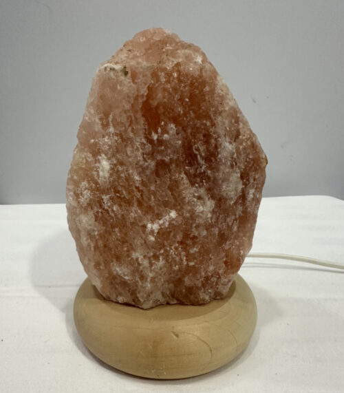 Salzkristalllampe mit Holzsockel – warmes Licht für entspannte Atmosphäre