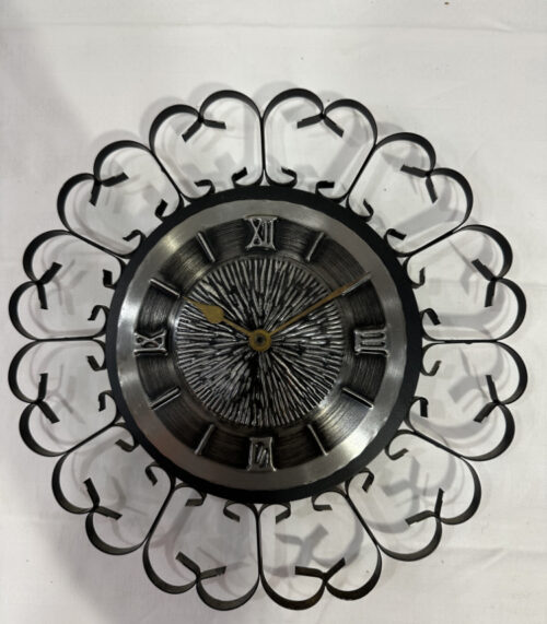 Vintage-Wanduhr aus schwarzem Metall – mit römischen Zahlen und stilvollem Sonnendekor