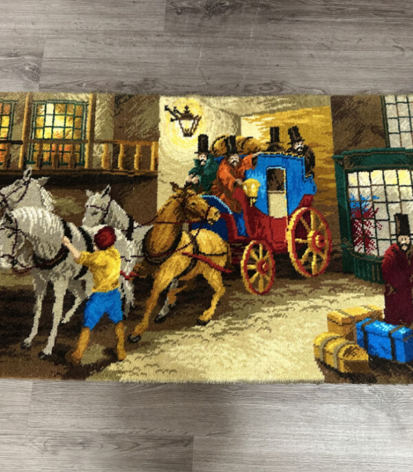 Vintage Wandteppich „The Arrival“ – Bondax Axminster England, 123 × 68 cm
