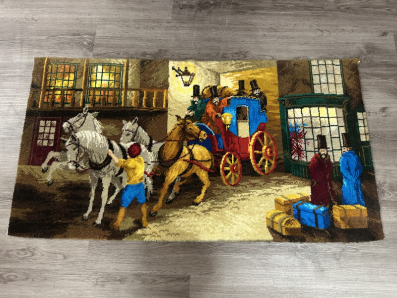 Vintage Wandteppich „The Arrival“ – Bondax Axminster England, 123 × 68 cm
