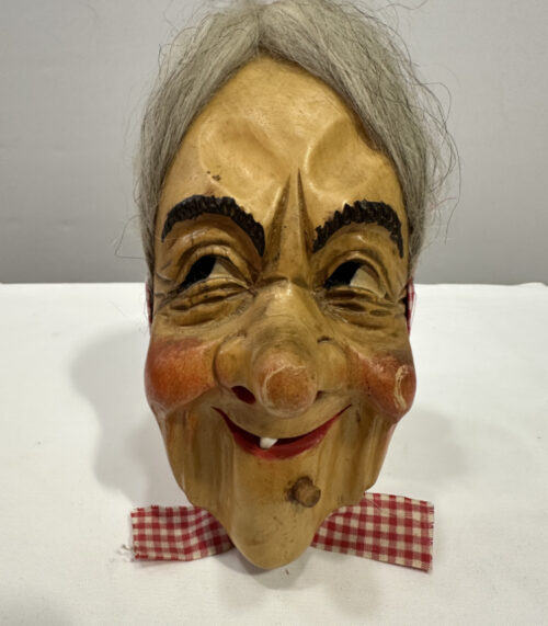 Krienser Fasnachtsmaske mit rotem Tuch - signiert Alois Peter