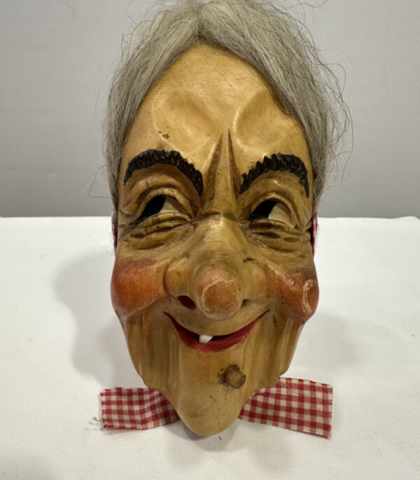 Krienser Fasnachtsmaske mit rotem Tuch - signiert Alois Peter
