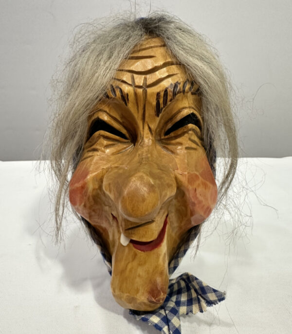 Krienser Fasnachtsmaske von Erwin Bösch – Hexe mit Kopftuch, datiert 1988