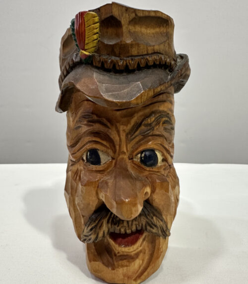 Geschnitzte Krienser Holzmaske mit Hut und Schnauz – signiert „HZ 85“