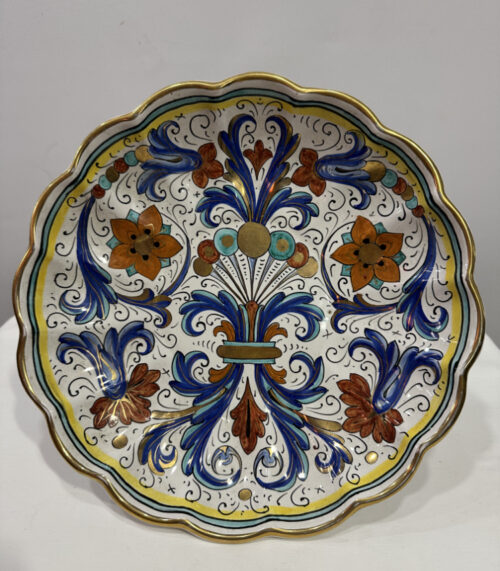 Handgemalte Keramik-Wandplatte aus Deruta – mit barocker Ornamentik und Goldakzenten