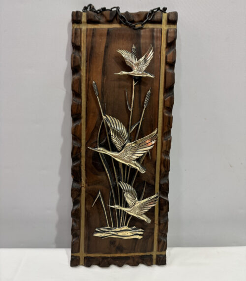 Wandrelief mit fliegenden Kranichen – handgeschnitzt auf Holzplatte