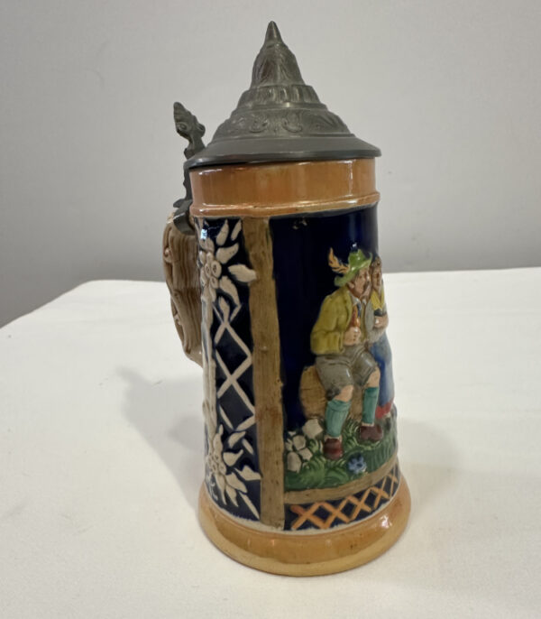 Traditioneller Bierkrug mit Zinndeckel – Handbemalt, Reliefszene, RM Germany 3593