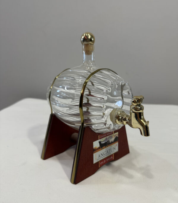 „Langatun Old Deer“ Whisky-Fässchen aus Glas mit Zapfhahn auf Holzständer