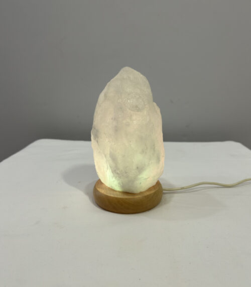 LED-Salzkristalllampe mit Farbwechsel – Naturstein auf Holzsockel