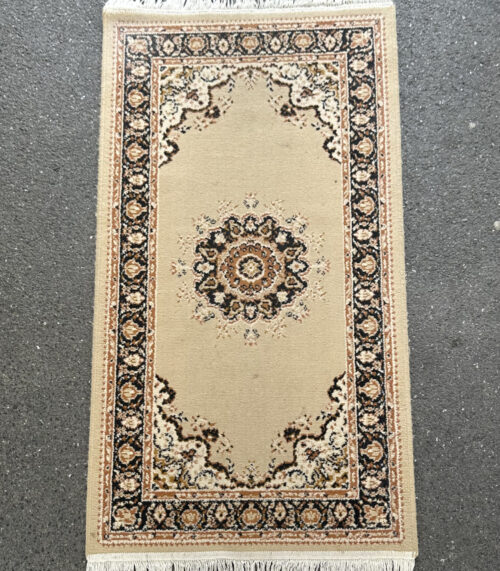 Orientteppich mit Bordürenmuster in warmen Beigeton, 162 × 79 cm