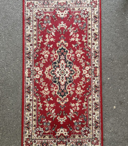 Orientteppich in klassischem Rot mit floralem Medaillon und Bordüre, 153 × 80 cm