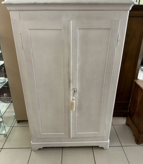 Bauernschrank in Weiss aus Tannenholz im Shabby Chic Stil