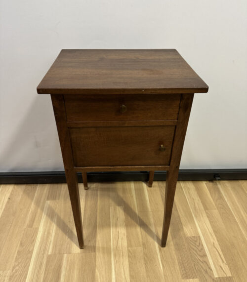 Antiker Biedermeier Beistelltisch aus massivem Holz mit Schublade und Türfach