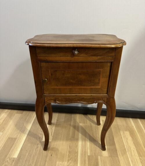 Antiker Nachttisch im Louis XV-Stil mit Intarsien und geschweiften Beinen