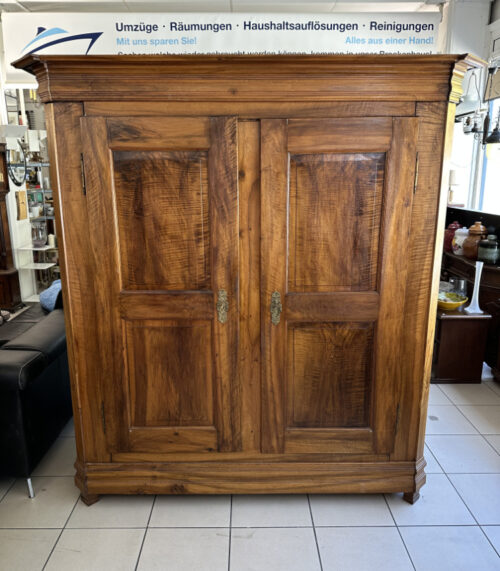 Antiker Biedermeier Bauernschrank aus Nussbaumholz um Jahr 1880 mit 216 cm Höhe
