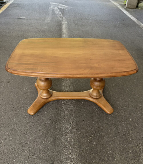 Couchtisch aus Nussbaumholz mit gedrechseltem Standfuss