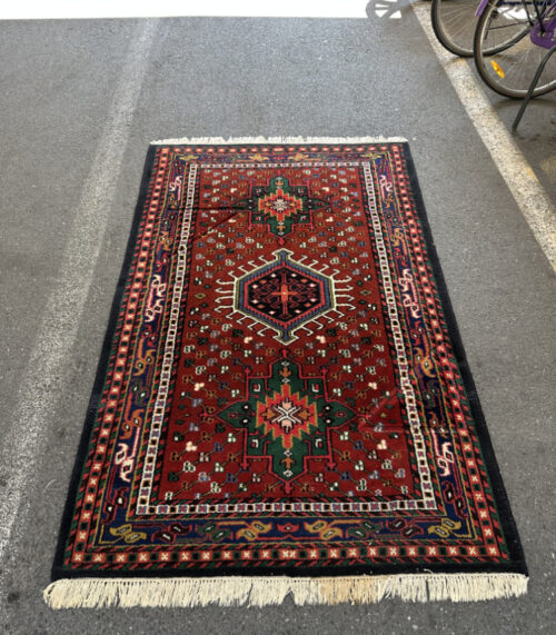 Handgeknüpft Orientteppich mit geometrischem Medaillon 128 x 208cm