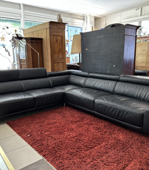 Moderne Ledersitzsofa in Schwarz – mit verstellbaren Kopfstützen und Chromfüssen