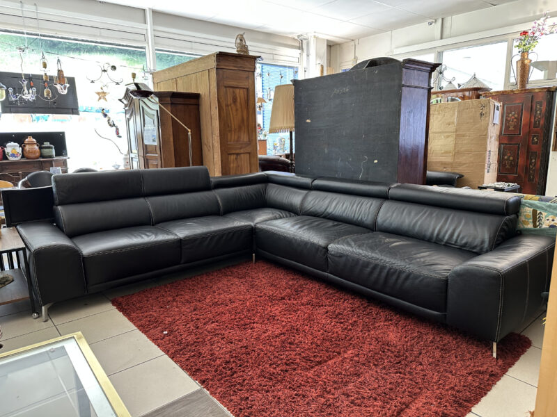 Moderne Ledersitzsofa in Schwarz – mit verstellbaren Kopfstützen und Chromfüssen