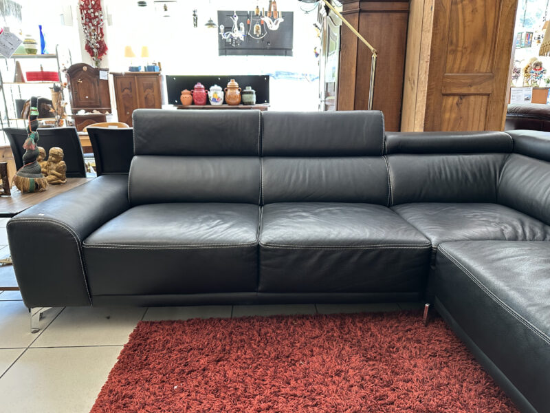 Moderne Ledersitzsofa in Schwarz – mit verstellbaren Kopfstützen und Chromfüssen - Image 2