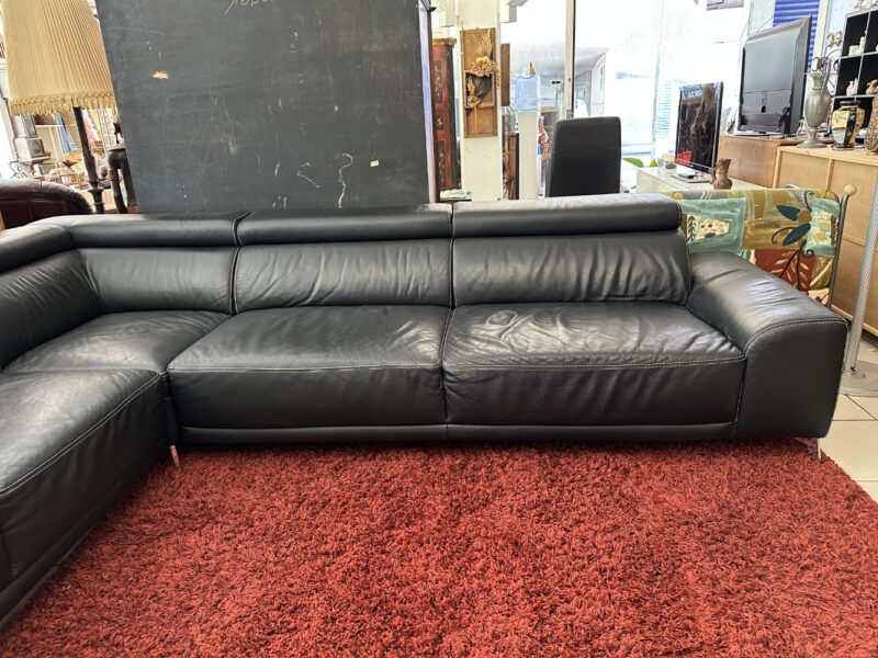 Moderne Ledersitzsofa in Schwarz – mit verstellbaren Kopfstützen und Chromfüssen - Image 3