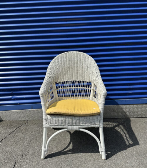 Weisser Vintage-Rattanstuhl mit gelbem Polster - charmant geflochten